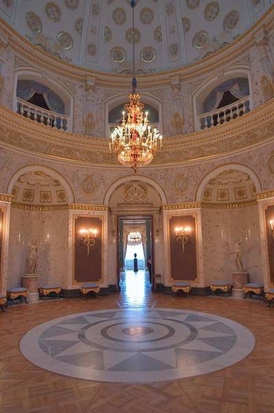 Interior-Pavlovsk-Round-Room