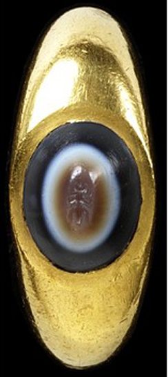 Roman Gold Onyx set Intaglio 100 - 200 AD Courtesy V & A Museum this ring was probably inteded to bring prosperity to its wearer.