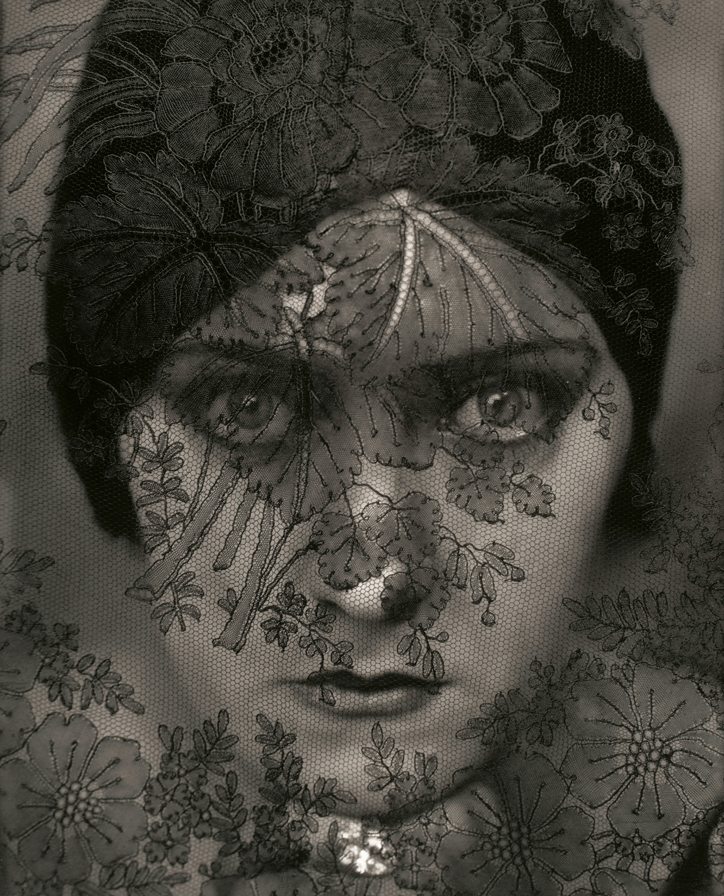 Edward Steichen  American 1879–1973, worked in France 1906–23 Actress Gloria Swanson 1924 gelatin silver photograph Courtesy Condé Nast Archive  © 1924 Condé Nast Publications