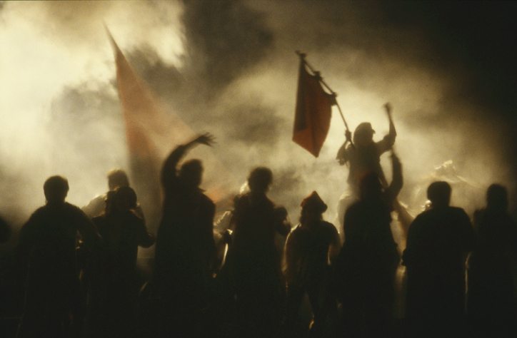 Barricade scene in the first touring production of Boublil and Schönberg’s Les Misérables, Raimund Theater, Vienna , 1988. Photograph Michael Le Poer Trench ©Cameron Mackintosh Ltd