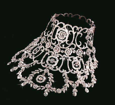 Necklace worn by Satine