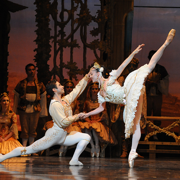 Yosvani-Ramos-and-Leanne-Stojmenov.-The-Australian-Ballets-Coppelia-1st-Cast-©Branco-Gaica-3.5.2010-501