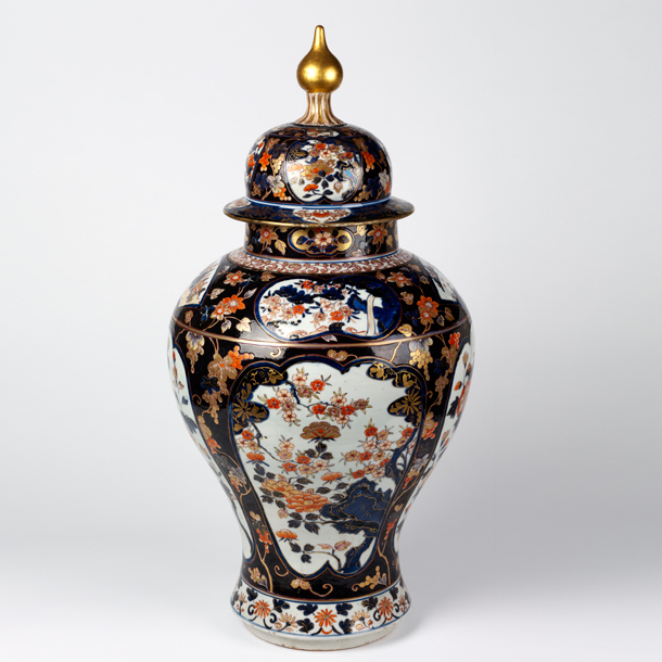 Imari-style jug and lid, Arita, Japan, 1690-1720 courtesy Victoria and Albert Museum, London. Salting Bequest.
