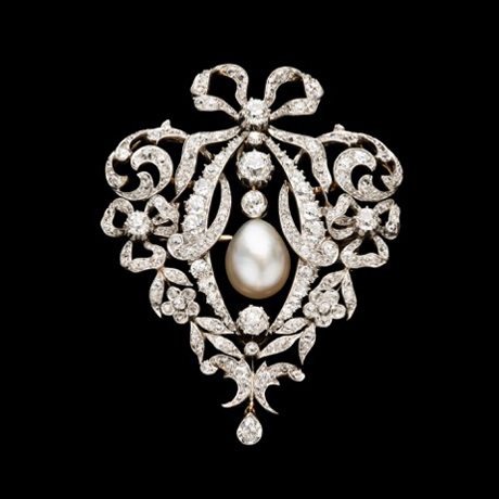 Antique diamond and pearl brooch/pendant. English c. 1900. Diamonds total 7.38, colour G-H, setting silver and 18ct yellow gold. Original fitted case labelled ‘Catchpole & Williams, 510 Oxford St London’.