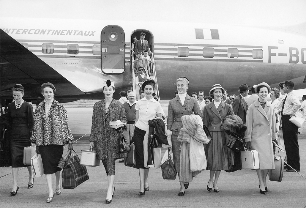 Christian Dior mannequins arriving Australia for the autumn-winter 1957, haute couture collection, Christian Dior’s last collection, November 1957 Dior Heritage collection, Paris All rights reserved